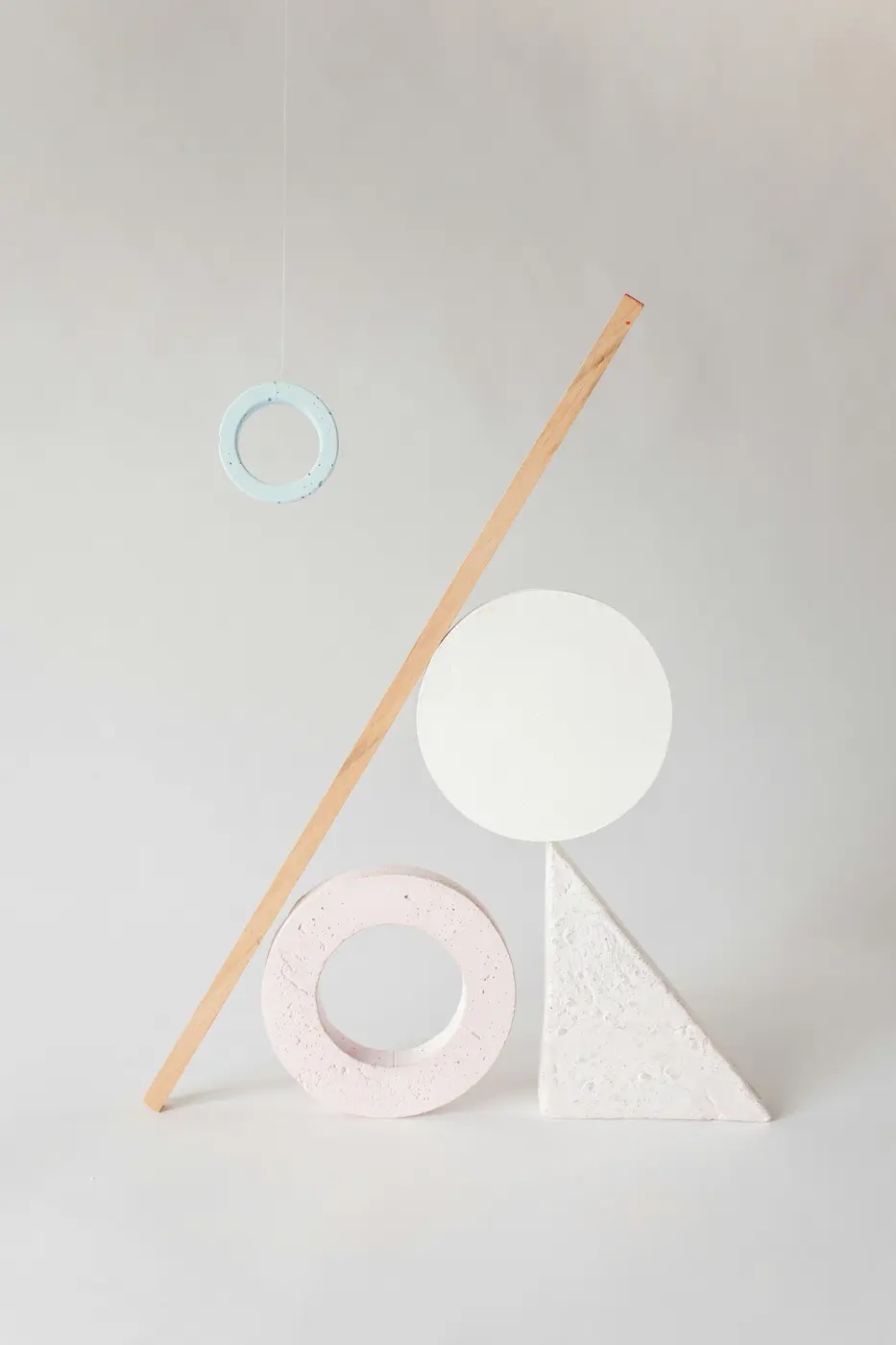 Composizione in equilibrio di forme geometriche in pietra e legno